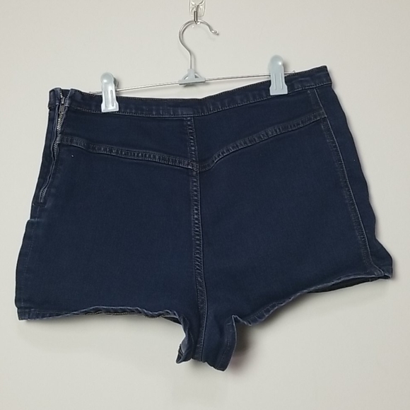 🎁 Free People high waisted dark wash hot pants - Picture 2 of 6